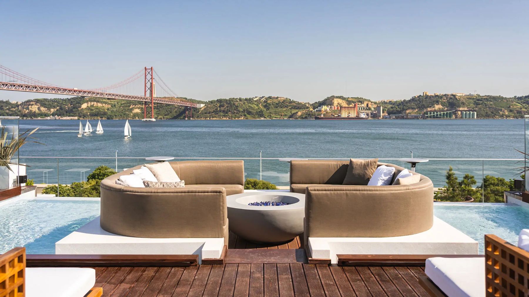 ICON Rooftop do Hyatt Regency Lisboa, com vista para o Tejo