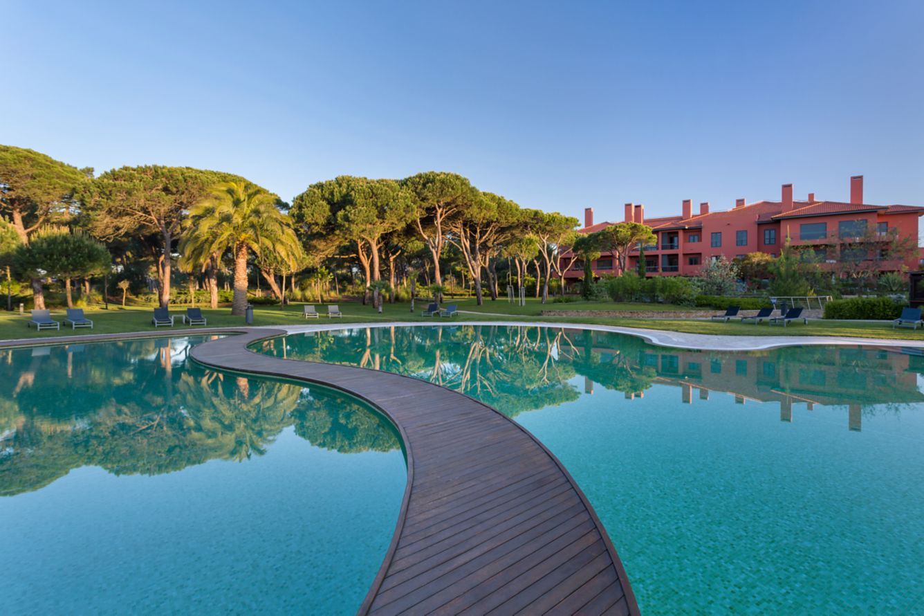 Piscina exterior do Sheraton Cascais Resort, entre pinheiros